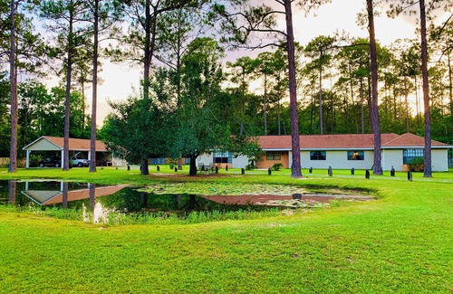 Lacombe Apartment | Super Safe and Quiet neighborhood with off road parking 30 day minimum