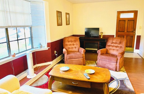 Lacombe Apartment | Super Safe and Quiet neighborhood with off road parking 30 day minimum