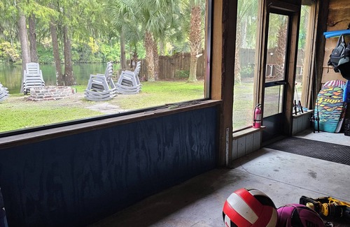 Dunnellon House | SUPER SIZED 3 STORY RIVERFRONT LODGE WITH UNIQUE VIBES. EVERYTHING INCLUDED!
