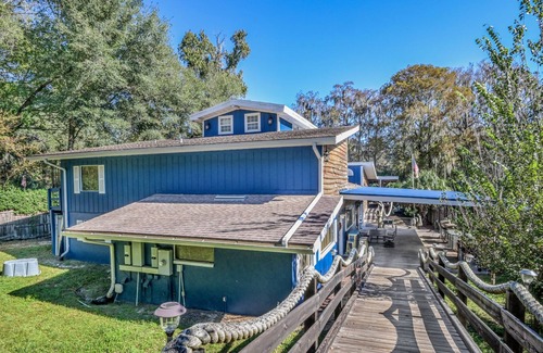 Dunnellon House | SUPER SIZED 3 STORY RIVERFRONT LODGE WITH UNIQUE VIBES. EVERYTHING INCLUDED!