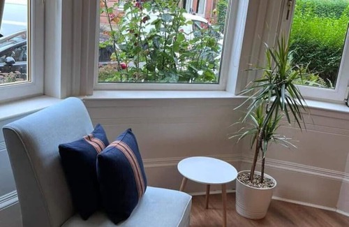 Shawlands Apartment | Super Spacious Victorian 3 BR main door flat Shawlands/Hampden Park near by
