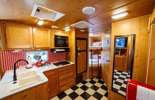 Granite Hills House | Super Spring sale on Flashback Fun in Daisy!