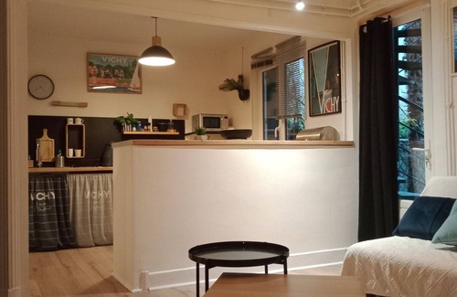 Quartier de France Apartment | Super studio on garden level