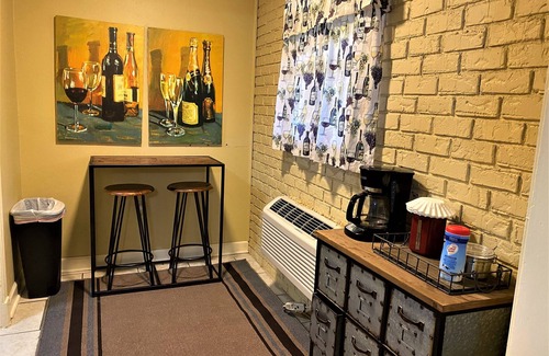 Beauregard Town Historic District Condo | SUPER SUMMER SAVINGS! Cool and Eclectic , Perfect Downtown Spot minutes to LSU