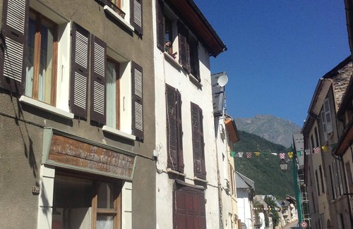Le Bourg-d'Oisans House | Super Town House in Bourg d'Oisans, Spacious & Bike Friendly with Garage & WiFi