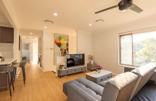 Macgregor House | Super Value 4BR House near Westfield/Shops/Parks