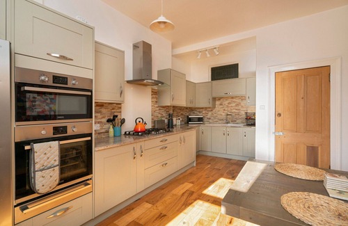 Bonnington Apartment | Superb 2-bed Flat Near the Royal Botanic Garden
