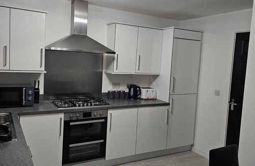 Glasgow House | Superb 3 Bed Home away from Home, 5 minutes from Glasgow Fort retail park