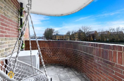 Rotherhithe Apartment | Superb 3 bedroom Flat-Top River View Canada Water!