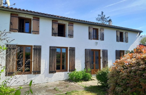 Clion House | Superb 3-bedroom house with beautiful pool in the charming Cognac countryside.
