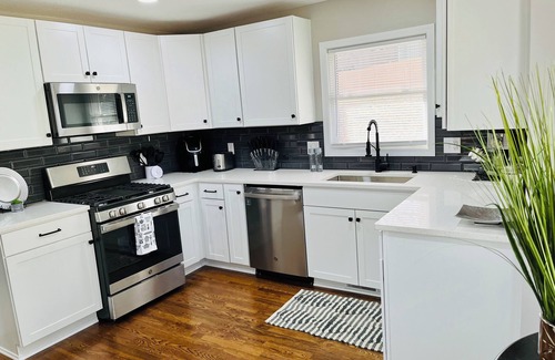 Gladstone House | Superb 4BR/Suite NKC Near KC Chiefs, Soccer Stadiums, Airport & Entertainment