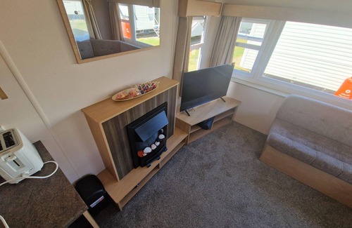 Leysdown-on-Sea House | Superb 6 berth caravan at Harts Holiday Park in Kent ref 74101B