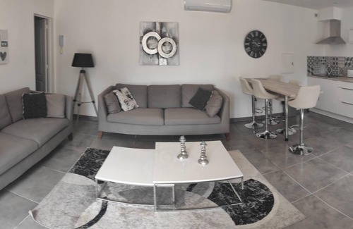 La Roquette-sur-Siagne Apartment | Superb Apt 3p garden level villa with pool