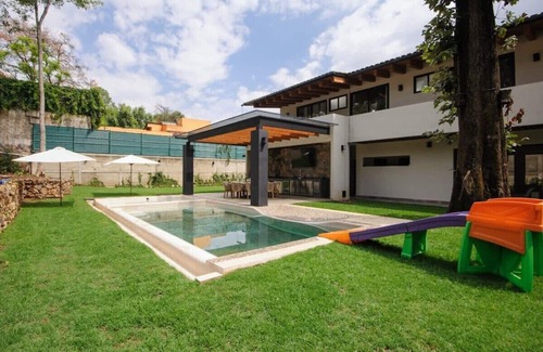 Valle de Bravo House | Superb and Spacious Residence with Garden and Pool