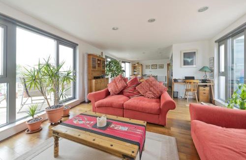 East Putney Apartment | Superb apartment with terrace near the river in Putney by UnderTheDoormat