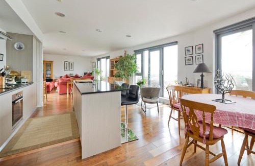 East Putney Apartment | Superb apartment with terrace near the river in Putney by UnderTheDoormat