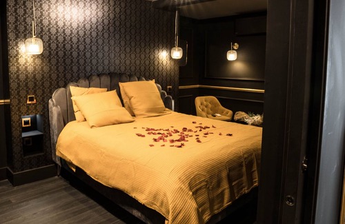 Villefranche-sur-Saone Apartment | SUPERB BAROQUE APARTMENT WITH JACUZZI IN THE CITY CENTER