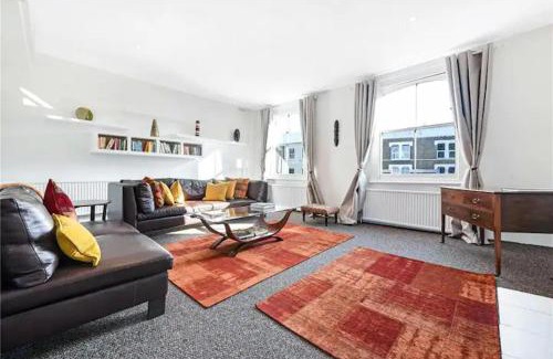 Askew Apartment | Superb bright Contemporary Apartment