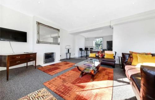 Askew Apartment | Superb bright Contemporary Apartment