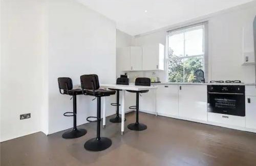 Askew Apartment | Superb bright Contemporary Apartment