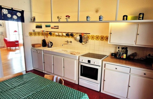 Est Apartment | Superb, bright, walk-through apartment 10m from town centre-Free parking-4