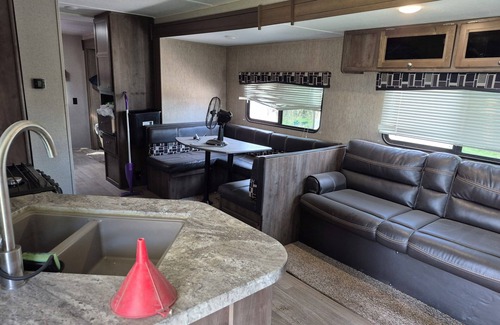 Glencoe RV Rental | Superb campground in Glencoe with travel trailer that sleeps7 to 8 people.