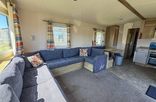 Harwich House | Superb caravan at Dovercourt Park, sleeps 8 ref 44202C