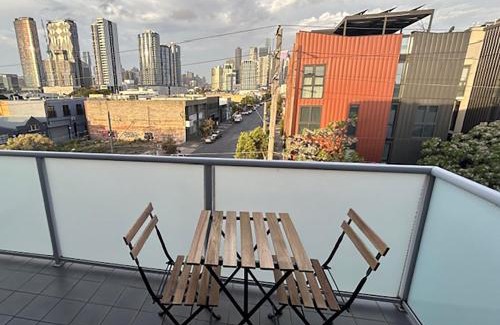Port Melbourne Apartment | Superb City Views - Apartment, work or just relax!