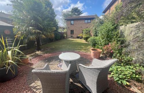 Milton Keynes House | Superb Comfy 2 Bed House, Responsive & Caring Hosts Free WiFi & Parking, Close to MK Centre, Train Station, Santander, Network Rail by Webbhill Stays