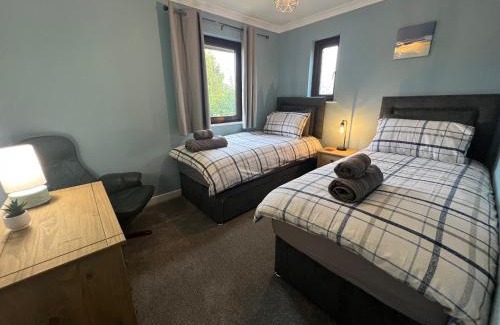 Milton Keynes House | Superb Comfy 2 Bed House, Responsive & Caring Hosts Free WiFi & Parking, Close to MK Centre, Train Station, Santander, Network Rail by Webbhill Stays