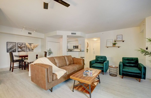 Lantana Condo | Superb condo located in a resort style complex