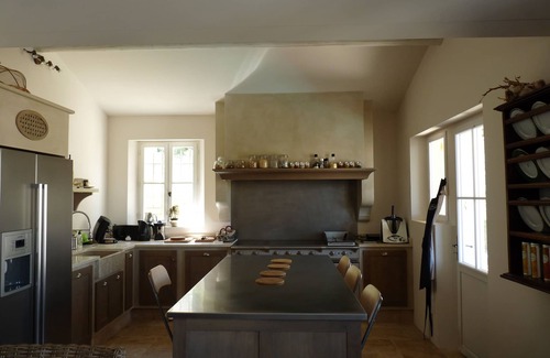 Mallemort Villa | Superb contemporary villa enjoying a magnificent view of the Luberon.
