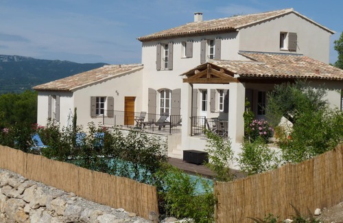 Mallemort Villa | Superb contemporary villa enjoying a magnificent view of the Luberon.