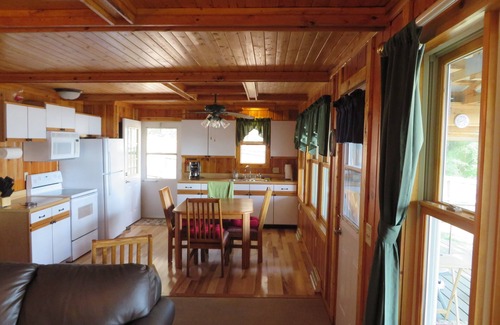 Annandale Cottage | SUPERB COTTAGE, + LUXURY Pontoon Boat @ $100.00/DAY