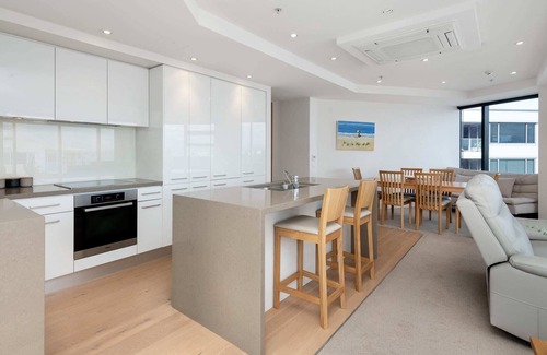 Mount Maunganui Apartment | Superb Elevated Sea Views with Heated Pool, Gym
