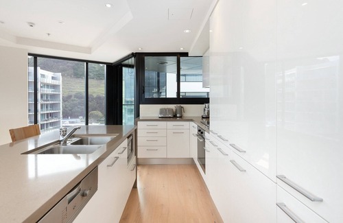 Mount Maunganui Apartment | Superb Elevated Sea Views with Heated Pool, Gym