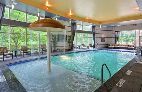 Crabtree House | Superb Executive King Suite w/ Top Amenities!
