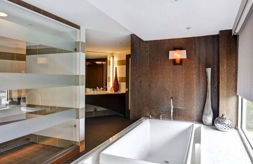 Crabtree House | Superb Executive King Suite w/ Top Amenities!