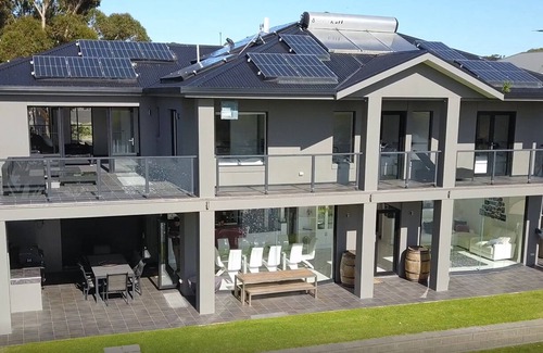 White Sands House | Superb house with direct river access.n 10 Guests Shared private pontoon