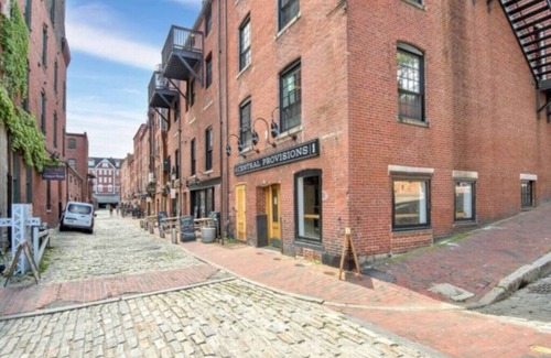 Old Port Apartment | Superb Location! Heart of Old Port/Spacious Condo