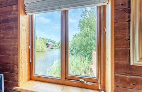 Menai Bridge Ski Chalet | Superb lodge perched on the lake, perfect for romantic breaks.