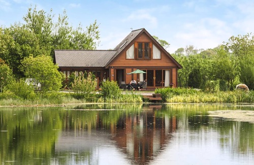 Menai Bridge Ski Chalet | Superb lodge perched on the lake, perfect for romantic breaks.