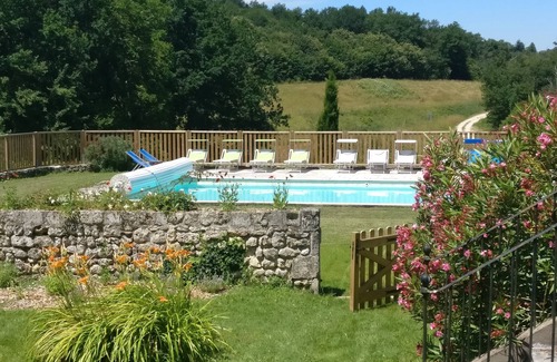 Soyaux Apartment | Superb manor house apartment with garden and swimming pool