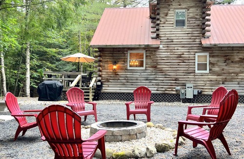 North Creek Cabin | Superb Nature Lodge 5 Minutes to Gore Mountain with Hot Tub, Firepit & Fireplace
