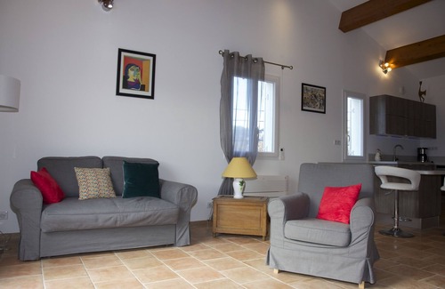 Sanary-sur-Mer Apartment | Superb new T3 apartment in the heart of Sanary, 100m from the port, 2 minutes on foot,