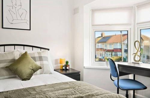 London Borough of Ealing House | Superb Private Room