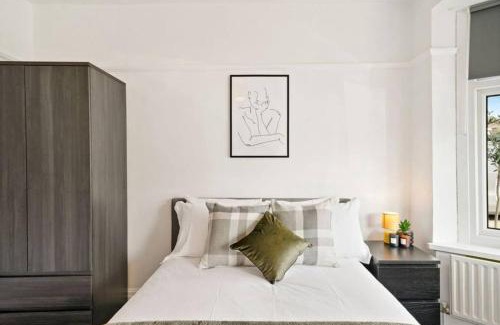 London Borough of Ealing House | Superb Private Room