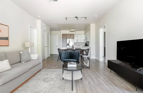 Centennial Apartment | Superb Redwood City 2BR w/Parking, Pool & Spa, nr Coffee, by Blueground