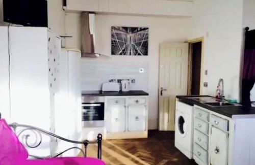 Fortune Green House | Superb self contained loft West Hampstead off street parking