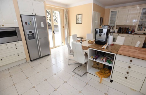 Sauvian House | Superb, spacious villa surrounded by vineyards, close to beach.